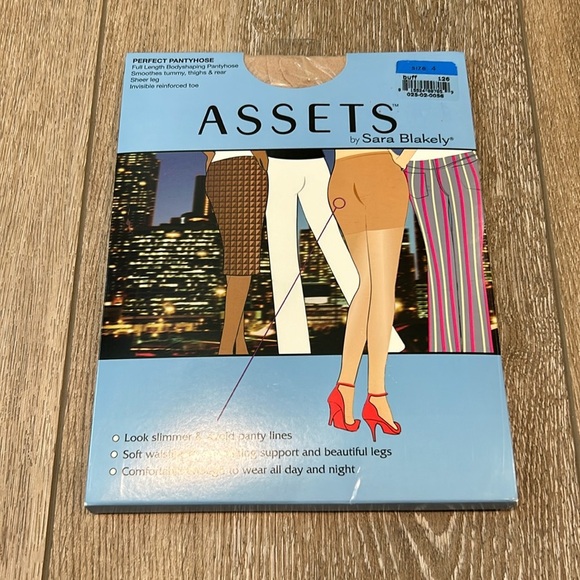 NWT Assets by Sara Blakely Perfect Pantyhose Size 4 175-220 lbs Buff NEW - Picture 1 of 6
